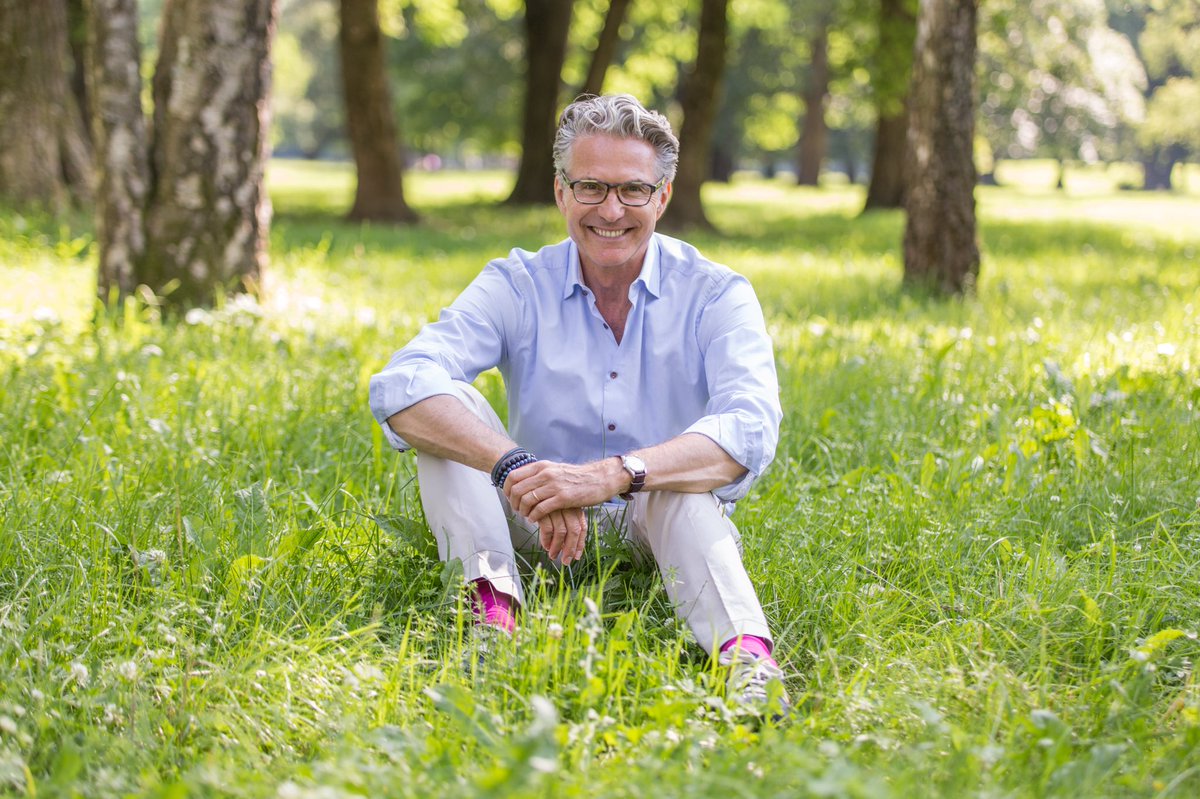 „Die Zuversicht ist wie ein Surfbrett, das dich durch die Wellen von Glück und Unglück trägt.“ sagt Schumacher. Ich meine 
man etabliert sie zum Beispiel mit Dankbarkeit und der bewussten Stärkung positiver Einstellungen und Gefühle. All das sind Vitamine für die Seele.