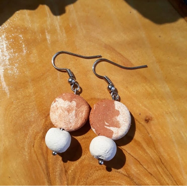 Özgün dokunuşlarla seramik küpelerimiz hazır. Tahmin edebileceğiniz üzere hepsi el yapımı ve eşsiz. 
Sipariş : 05057360512
İnsta : agackakan_atolye