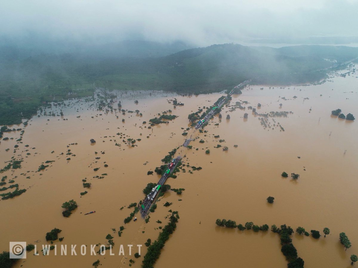 Update situation of Mon state roads, it’s getting worse and there’s still no announcement by government for the flood. Over 20,000 people in Mon state ald displaced. #myanmar #flood ©️lwin ko Latt