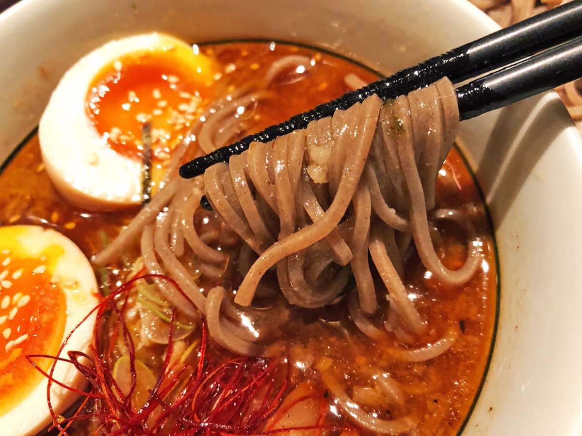 muni_gurume's tweet photo. 【つけ蕎麦 安土】
@東京 高田馬場

ソバをつけ汁に浸して食べる「鶏つけ蕎麦」を食べられるお店。
鶏白湯スープがベースのつけ汁と、コシのある蕎麦の相性はぴったり❗
大き目な鶏の香味揚げも入っていて、食べ応え抜群です🎶
「こってり」もあるので、濃厚な味わいを堪能したい人にもオススメ✨ https://t.co/x1vCQpT6C0