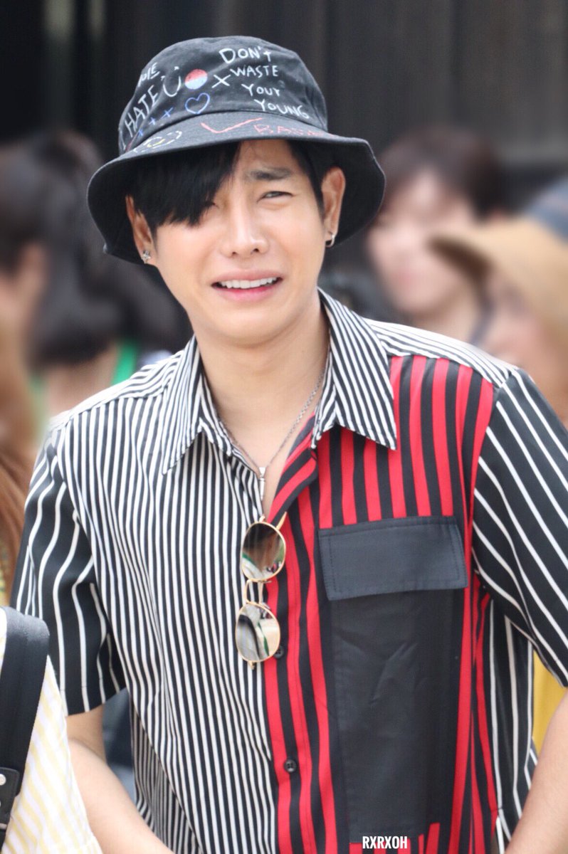 rxrxoh's tweet photo. เมื่อพิคกี้เจอแดด 
😵😵

#เป๊กผลิตโชค  
#palitgallery  #peckpalit 
#PeckPalitchoke
#OISHISUMMERTRIP2018 https://t.co/2mh37blBcx