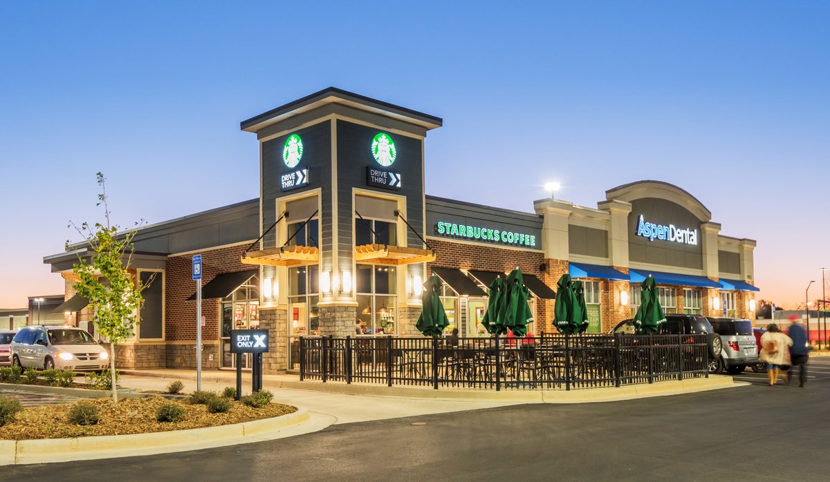 POH_Architects's tweet image. Vibrant retail mixed use project. Outdoor dining at its finest.
#americanarchitecture #architecture #modernarchitect #poh_architects #design #exterior #building #retail #commercialdesign #starbucks #patio #drivethru #drivethrough #restaurant #restaurantdesign #dinning @Starbucks