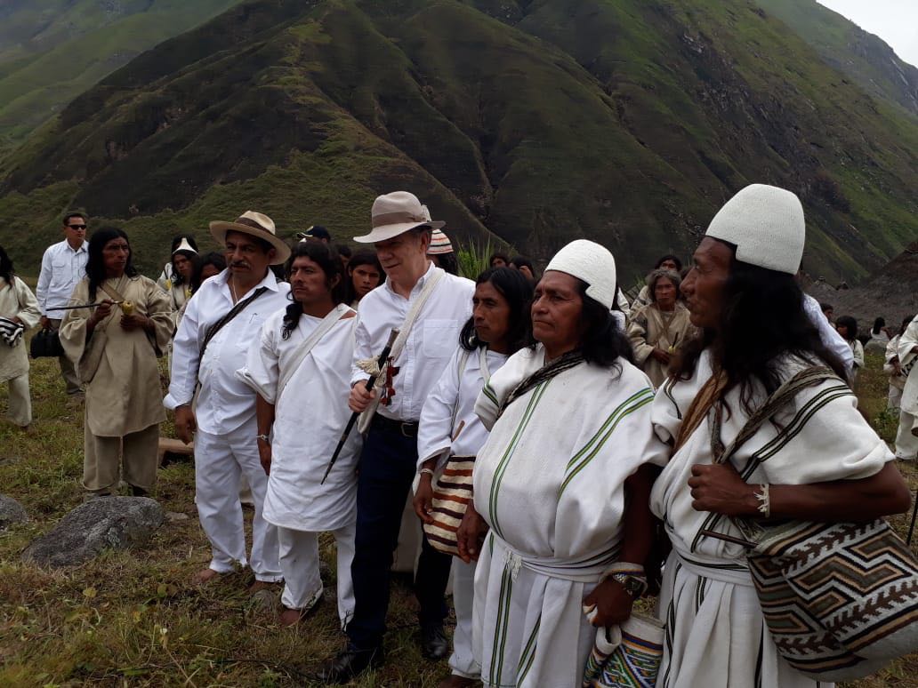 ctcsierranevada's tweet photo. Encuentro histórico entre los Mamos y Autoridades de los Pueblos Kankuamo Arhuaco Kogui y Wiwa en el marco del CTC SNSM y el presidente @JuanManSantos en Seywa Ezwama. En ese sentido el Presidente asumió el compromiso de firmar el  Decreto de la Línea Negra https://t.co/EMXY9CfYQV