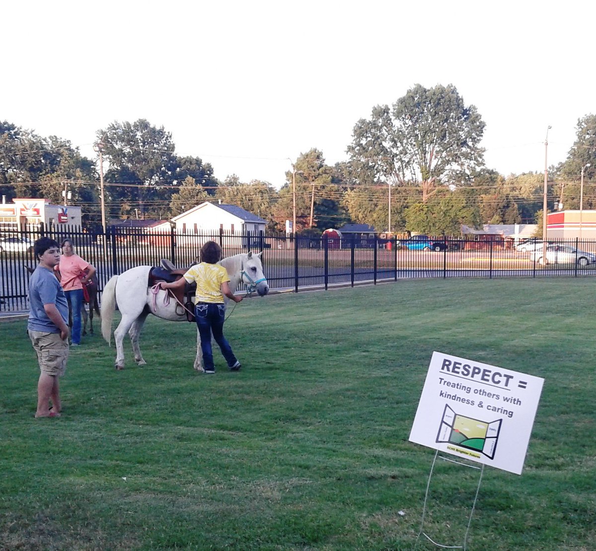 HappyTrails618's tweet photo. Brighter Futures of #GraniteCity High School is hosting an event right now!  #Free popcorn, pony rides provided by yours truly, &amp; #TheIncredibles movie! It's perfect weather for quality family time so if you're not busy, take your kids up to the high school for a nice evening! https://t.co/AhAfnu0XCZ