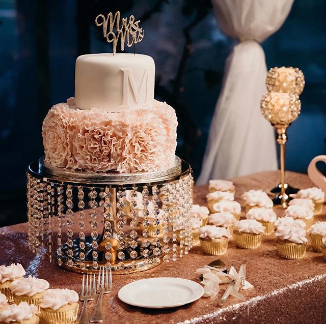 carriescakesut's tweet image. Why yes, incorporating incredible texture IS one of my all time favorite things. 😍
Photo: @sugarrushphoto_video 
Venue: @la_caille_utah
.
.
.
#realcake #cakeartist #cakeideas #carriescakes #utahcakeartist #cakeinspo #weddingcake #utahweddings #glamcake ift.tt/2vedsG7