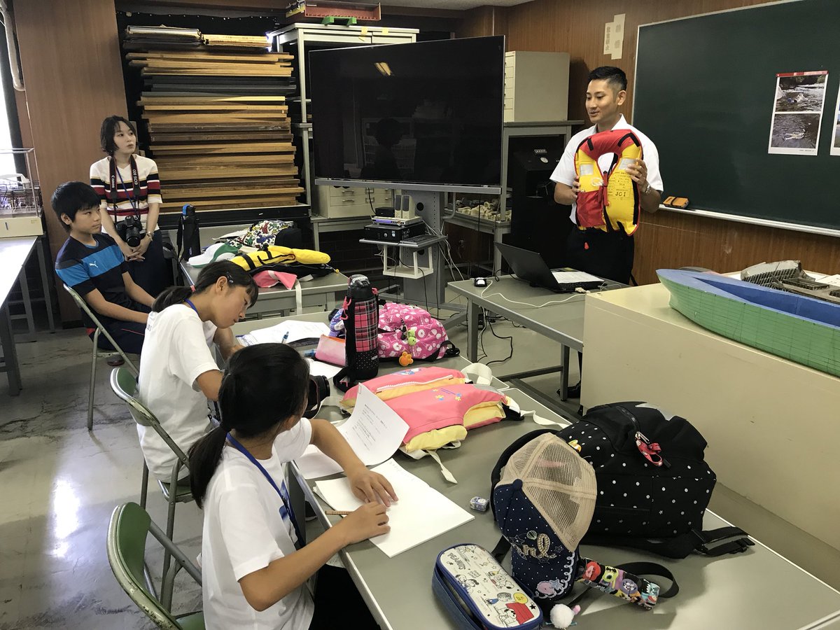 海と日本プロジェクトinながさき Sur Twitter こども新聞制作ワークショップ 海と日本project ヨットっと班 大学で ライフジャケットを学び中 信頼ある桜マーク Csマークがついたライフジャケットを着用しよう 海と日本 海のちゃんぽん部隊 こども新聞