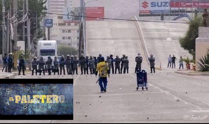 TavoVallecillo's tweet photo. Una película bien Catracha!!! #elpaletero https://t.co/9fCdc6KaIR