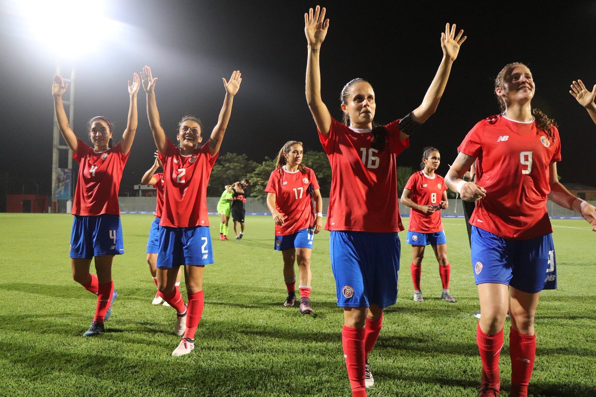 #LaSeleFemenina 

Guilas con uniformes viejos, inexistentes para la prensa, un cero a la izquierda para el 90% de los aficionados, y puff en la cara, demostraron tener más Feromonas que las Testosteronas de sus homólogos masculinos. Lunes contra México pero ya son de Oro puro.