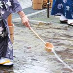 東本願寺の打ち水が俺たちの知っている打ち水じゃないwこれは効果あるわ