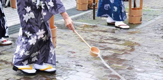 東本願寺の打ち水が俺たちの知っている打ち水じゃないｗｗこれは効果あるわ