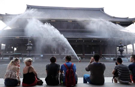 東本願寺の打ち水が俺たちの知っている打ち水じゃないｗｗこれは効果あるわ