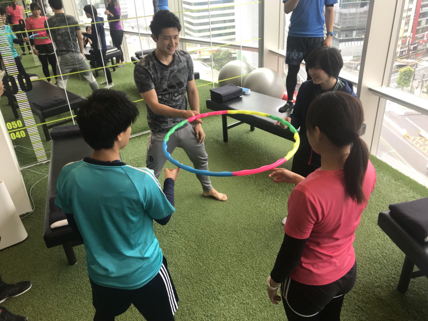 تويتر Masaki 頭痛改善アドバイザー على تويتر 朝礼でフラフープゲーム 楽勝だった笑 でも 出来ないことで思い悩むより 出来ることを楽しむ方が断然いい W はじめての楽しい朝礼 ドクターストレッチ 銀座数寄屋橋 謎の朝礼 T Co Wdbofxyuos