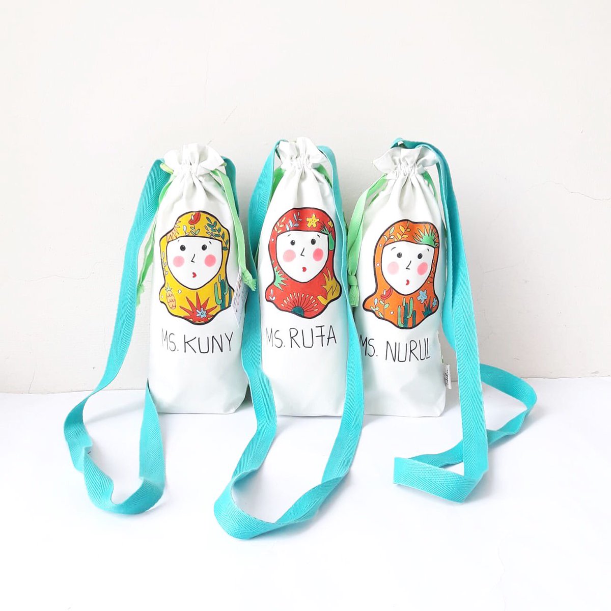 Handmade bottle pouch untuk pesta berulang tahun bisa jadi pilihan. Tema &amp; nama bisa request loh. 

Selalu suka deh kalau bikin tema yg baru. 😍 

Pricelst, product, ukuran ➡️ Highlight 

Order ➡️ WA 0813-1665-0306 

#idekuhandmade #goodybag