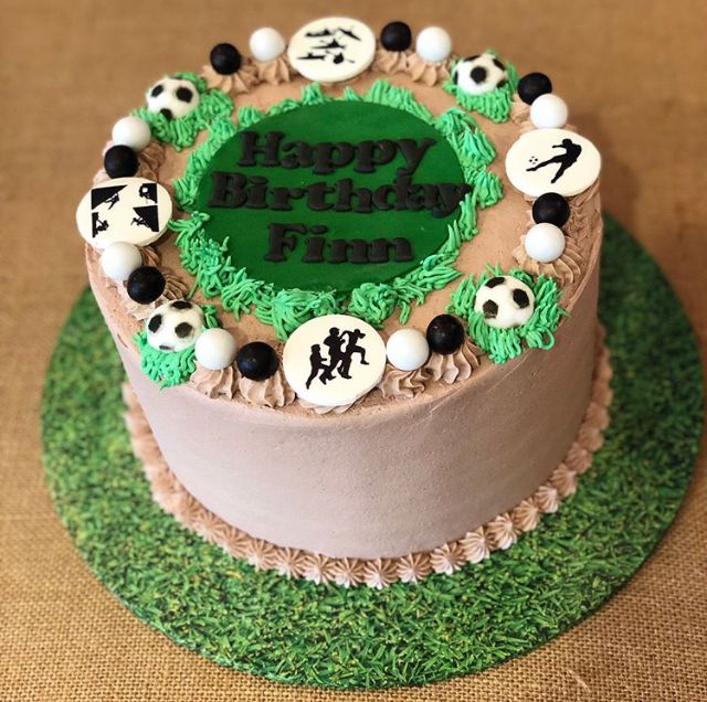EdibleSupplies's tweet image. Feast your eyes on this sporty morsel then jump over to our blog to read all about its creator Gabby from @letshavecupccakes buff.ly/2uhnZQn

#saturdayread #sportscake #cakeblog #edibleimages #edibleimagesupplies #imagineprintcreate