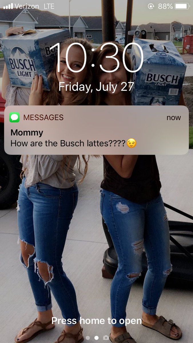 MauraLysne's tweet photo. The background says it all mom 😎 https://t.co/v91pgoB3Pt