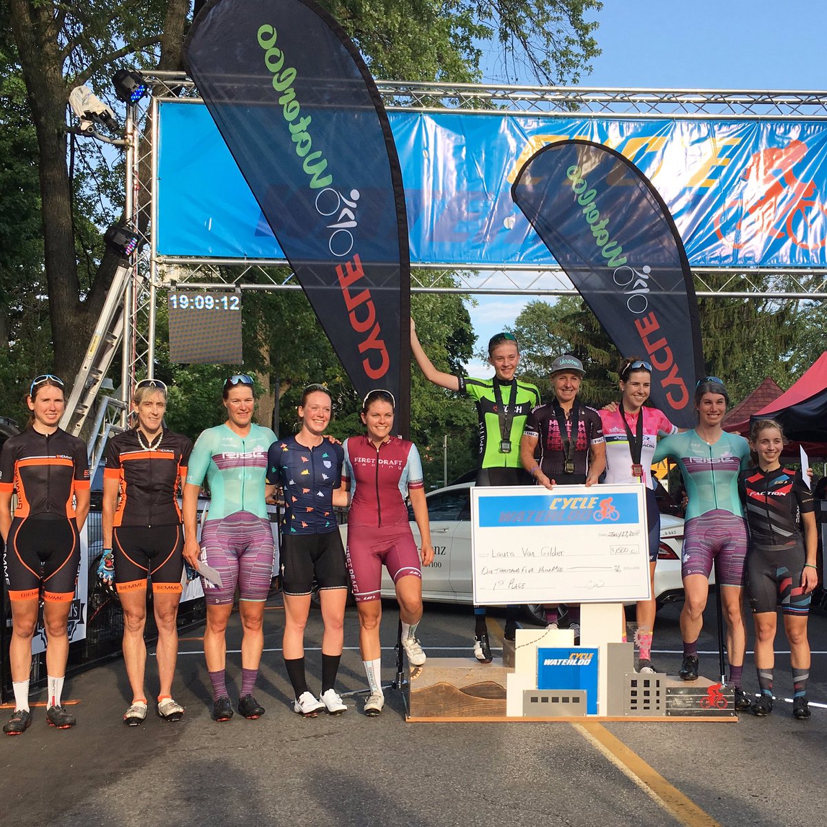 What better way to spend Friday night than the Kitchener Twilight Grand Prix!! <a href="/Lvgbike/">Laura Van Gilder</a> takes the top step on this 10 woman podium!! 

Big shoutout to <a href="/CycleWaterloo/">Cycle Waterloo</a> for putting on a fantastic race 👏