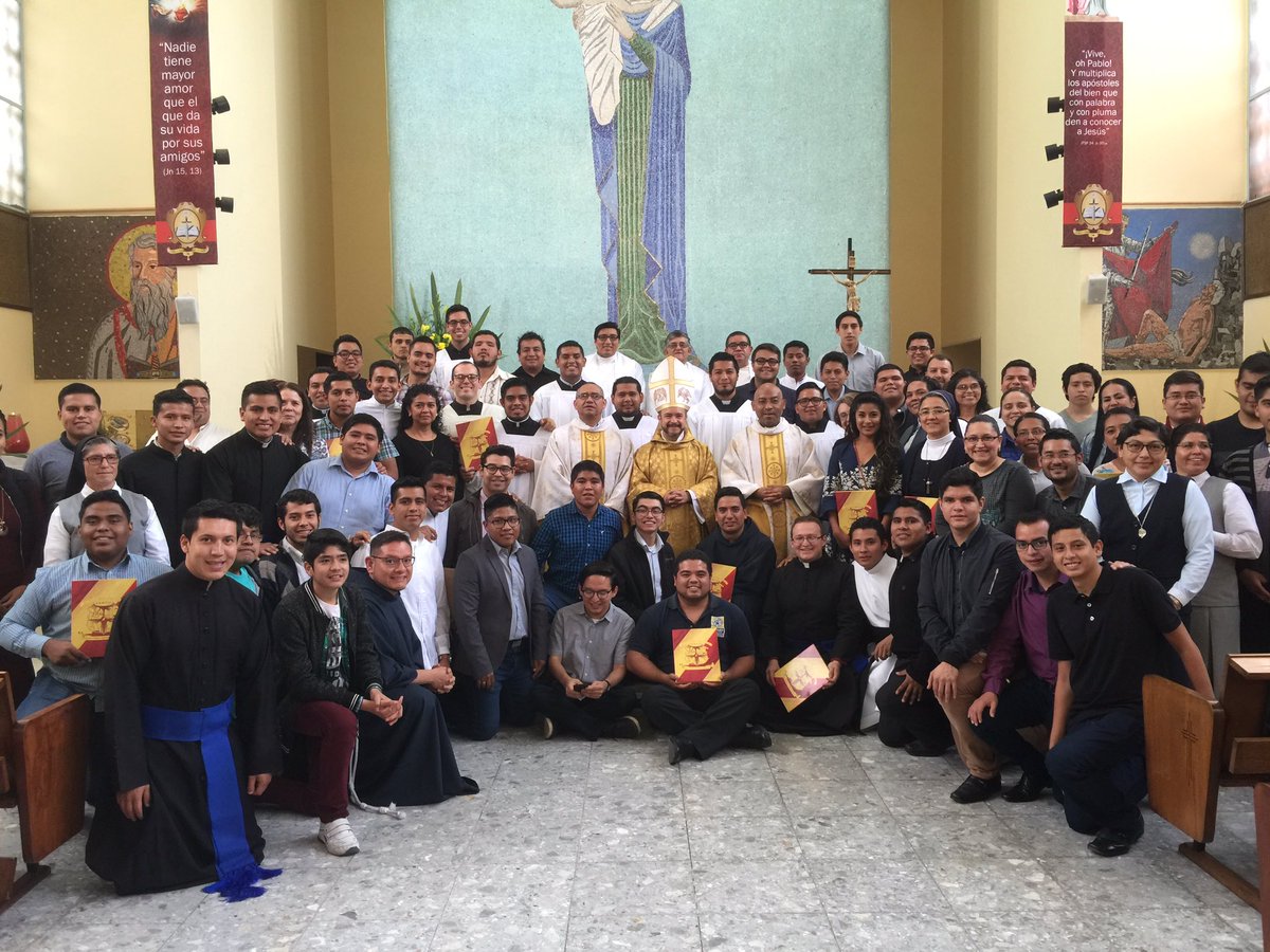 MonsLira's tweet photo. #Misa y entrega de diplomas a quienes culminaron cursos en @COMFIL1. Agradezco a @sanpablomex la medalla #SantiagoAlberione ¡A seguir formando comunicadores católicos llenos de amor a Dios y al prójimo!
#COMFIL
#SANPABLO https://t.co/iYY4XLAoRR
