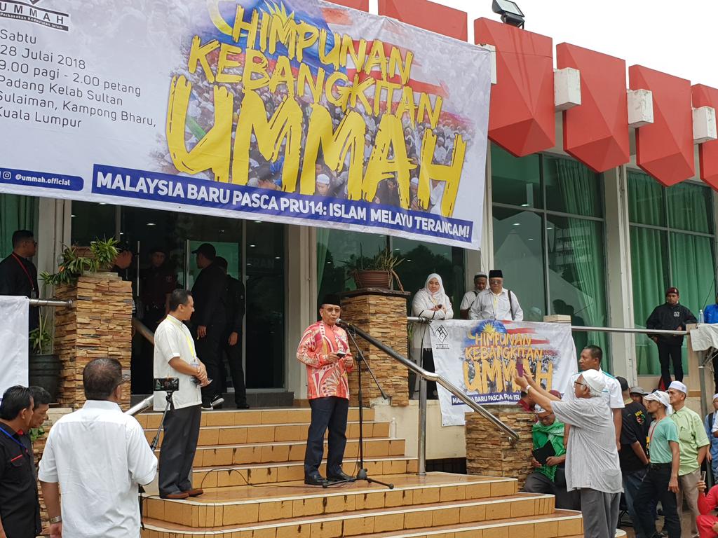 DrRaisYatim's tweet photo. Himpunan raksaksa Malaysia Baru di Kelab Sultan Sulaiman KL pagi ini amat teruja dgn isu2 yg menghimpit Melayu dan Islam. Dianjurkan agar Melayu sedar betapa pentingnya budaya bangsa tak terus dihakis. UEC tidak boleh dibiarkan mencabar  pendidikan nasional. https://t.co/pvbqsySPZi