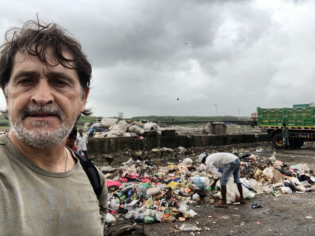 RaulRuizBenito's tweet photo. En Mumbai con #FootballisLife intentando mejorar las condiciones de muchos niños a través del balón,tierra de contrastes @cooperacion https://t.co/W09OT8wNQ6