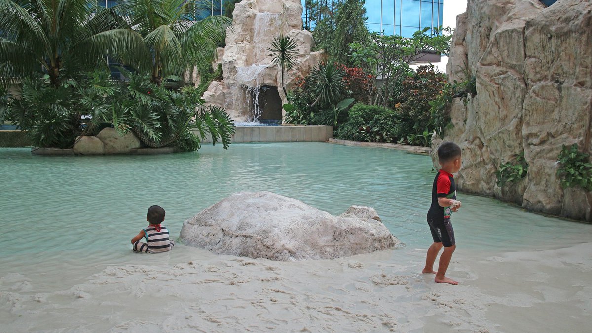 felis_blog's tweet photo. Pantai di Hotel Bintang 5 di Bandung

https://t.co/kb31E060g7…/

#traveling #bandung #jawabarat #hotel #pantai #transluxuryhotel https://t.co/BVfZ4LgJkz
