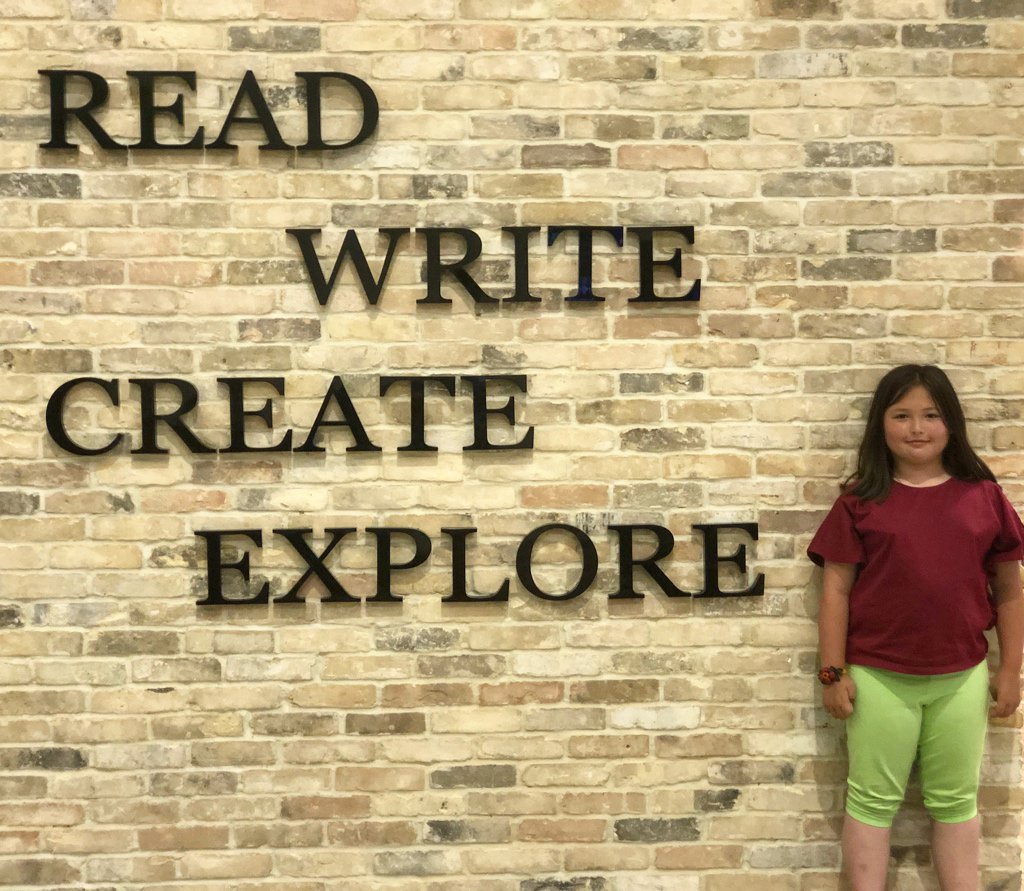 lluk's tweet image. What a great sign and book store! @openbookatmsp