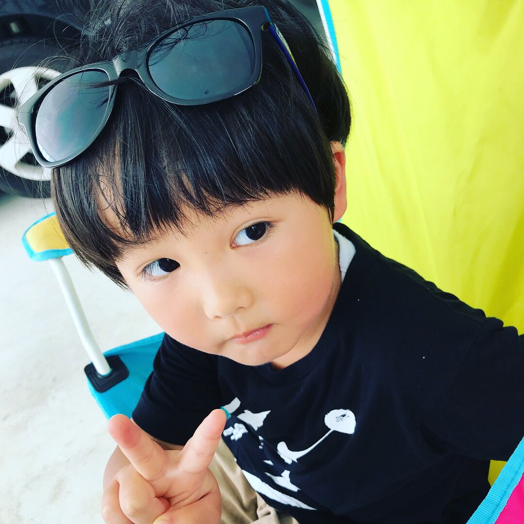 文句を言う 突き出す 芸術的 サングラス おでこ に かける 過度の 滞在 気づかない