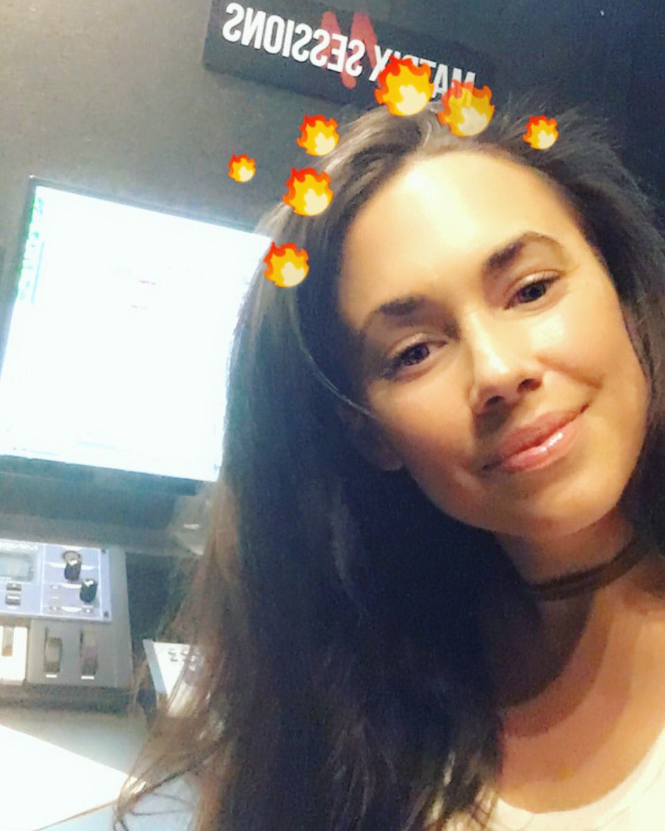 RhiannonRoze's tweet photo. Happy place. Ghostkix and chill - it's Friyay! 🤓💘 #abletonisbae @ableton #matrixsessions https://t.co/erxOjcRFCg