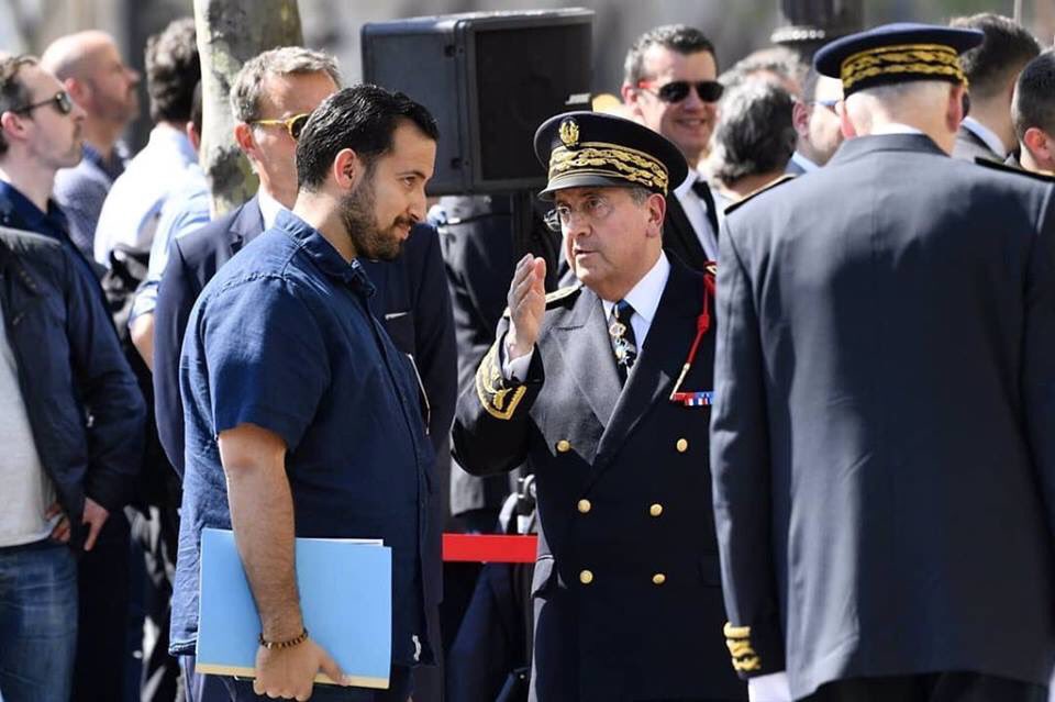 MaceScaron's tweet photo. « Je ne connaissais pas ce Monsieur Chouchou je lui indiquais juste le plus court chemin pour aller à la plage .. » 
#AffaireBenalla https://t.co/LBfIM5Khb3
