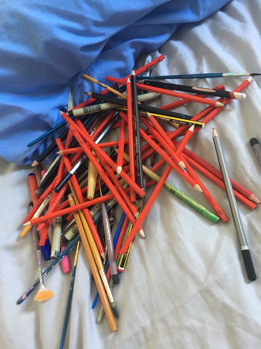 geobelldesign's tweet image. This is half #artstudentproblems