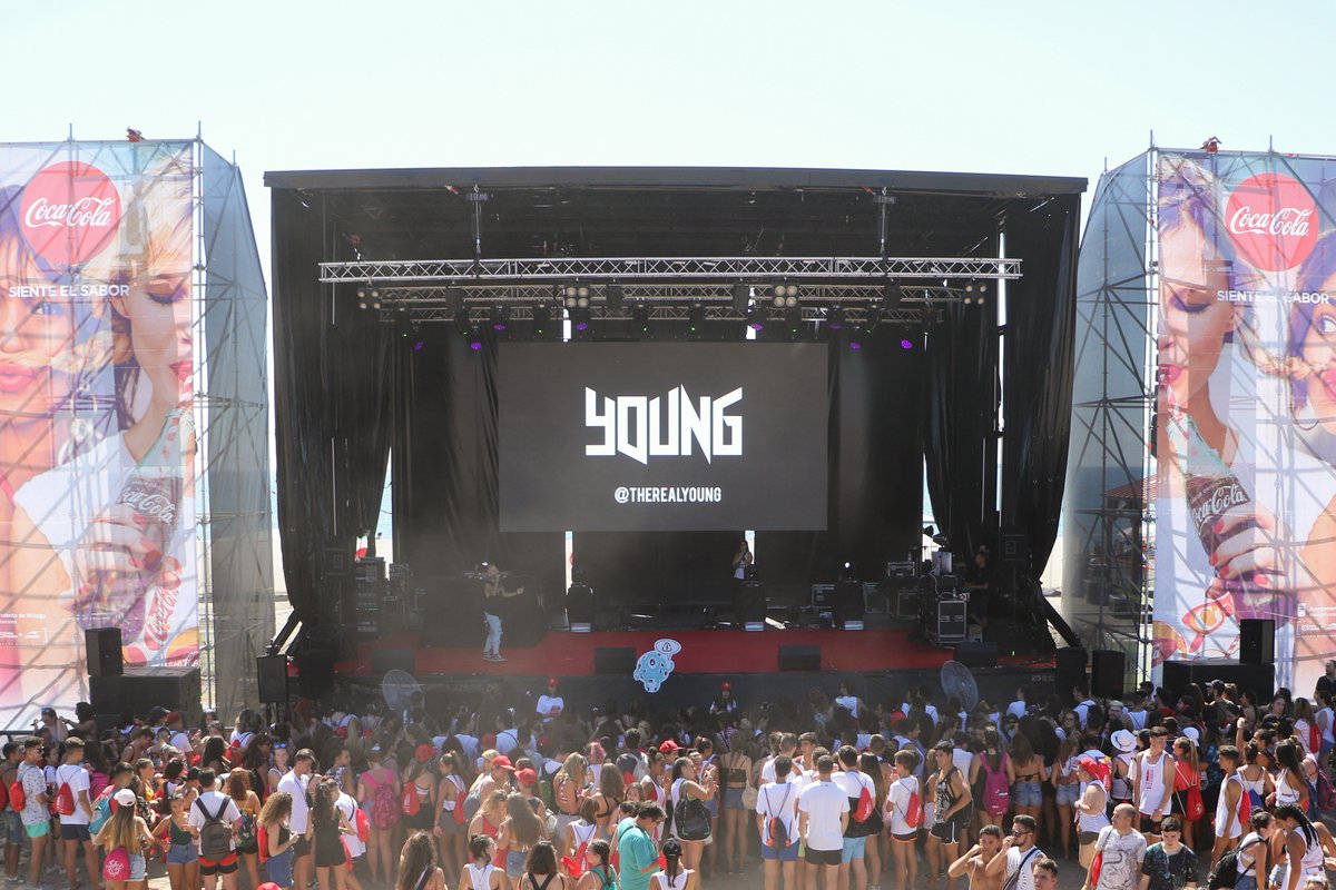 CocaCola_es's tweet photo. Directamente desde Tenerife, @therealyoung contagiando su energía sobre el escenario de #CCMEOnTheBeach. ¡"Mucho Luv"! ❤🙌🤩 https://t.co/dBK1TUqTcO