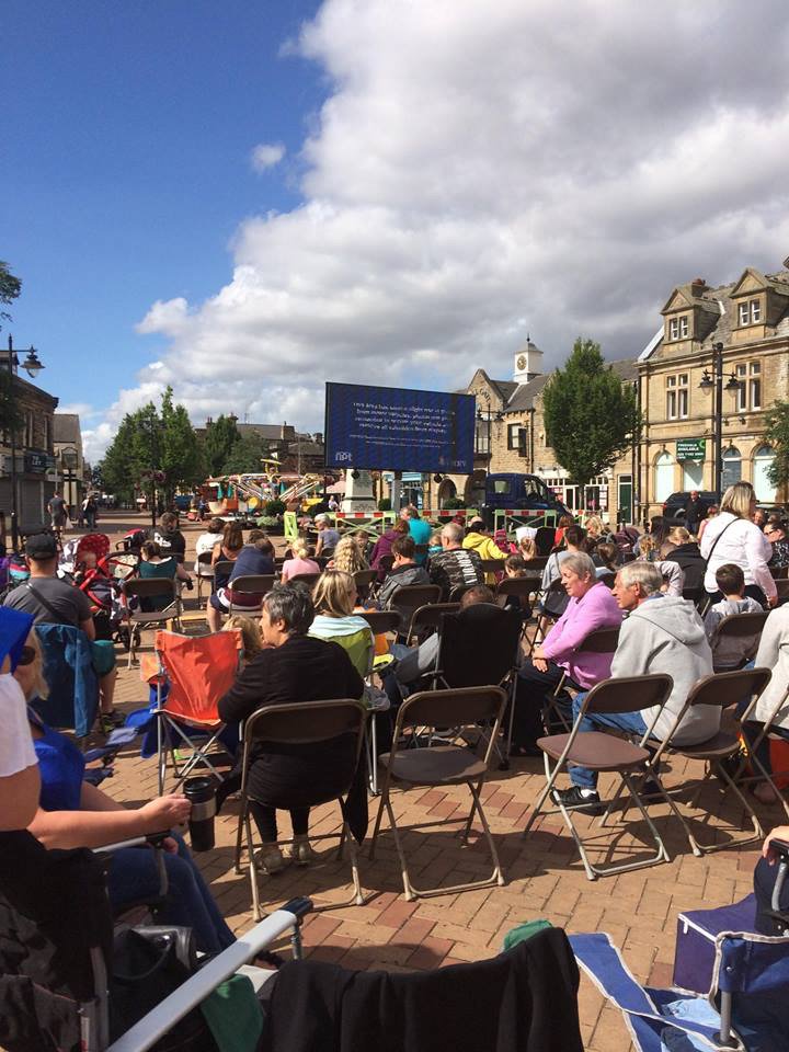 Big Screen Saturday is under way in Ossett Town Centre!
Bring your brollie just in case.....
<a href="/visitossett/">Visit Ossett</a> <a href="/RotaryOssett/">Ossett Rotary Club</a> 
🌤🌦☔️