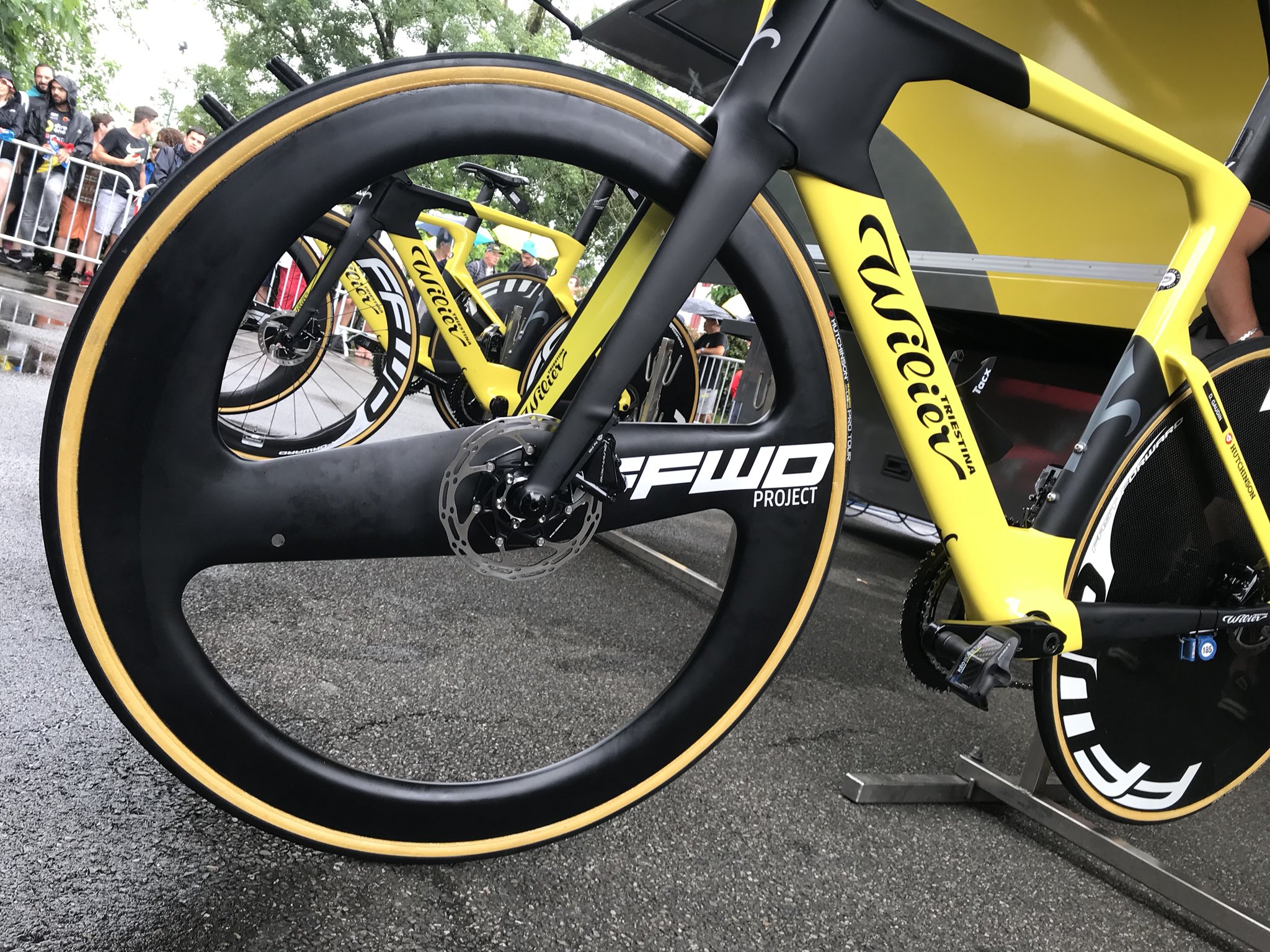 Makoto Ayano 綾野 真 Sur Twitter ディレクトエネルジーのttホイールは2スポーク Ffwd シクロワイアード Jspocycle Dazncycle Tdf18 T Co Hejeb2rlbd Twitter