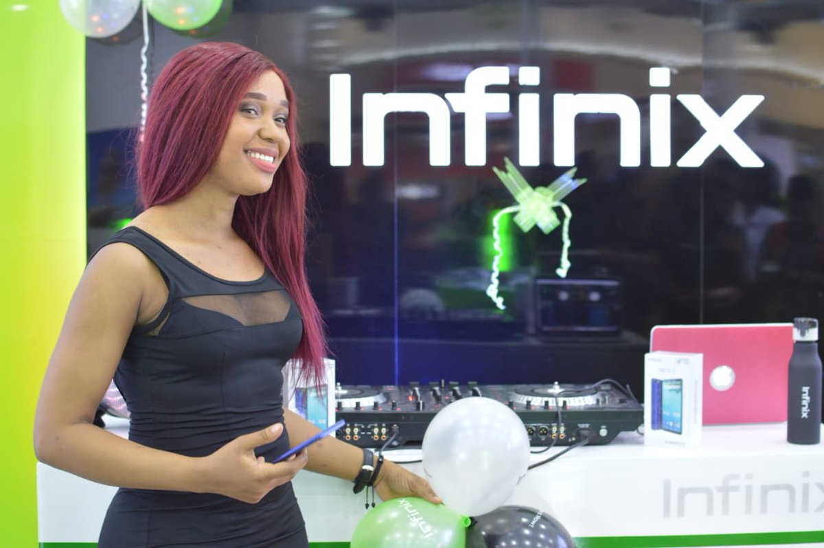MwananchiNews's tweet image. DJ Sinyorita alikuwepo kwenye @InfinixMobileTZ Meet &amp;amp; Greet, Iliyofanyika Mlimani City, Infinix Smart Hub, siku ya Ijumaa

 &quot;Nimeitumia NOTE 5,  napenda selfie zake na inakaa na chaji muda mrefu&quot; - #Djsinyorita #WithNOTEwhyNot
