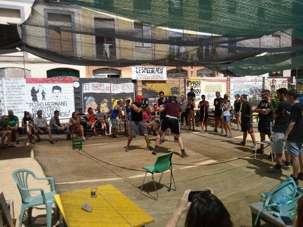 agoraJuanAndres's tweet photo. Ágora de fondo, ring improvisado y como centro la lucha social. Seguimos el asalto con @Hortalezaboxing @l_obrera @salvemelsantpau @agoraJuanAndres 

#boxeosocial
#LAgoraNoEsToca https://t.co/rtIcxYEh2Q