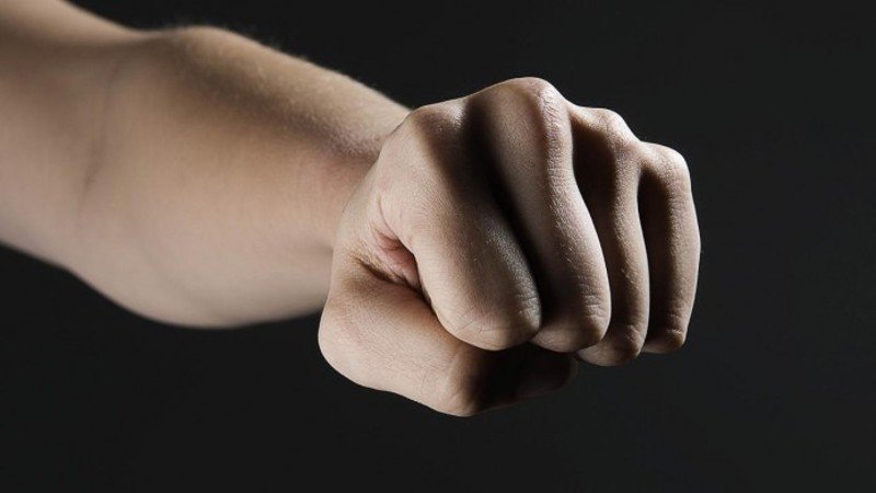 Deze agent kwam vannacht thuis van zijn werk. Hij werd tijdens zijn dienst in #Uden bedreigd, beledigd, uitgescholden en meerdere keren hard tegen zijn hoofd geslagen. Retweet als je ook vindt dat dit moet stoppen! Meer info op onze website ➡️ politie.nl/mijn-buurt/nie… <a href="/Politie/">Politie Nederland</a>