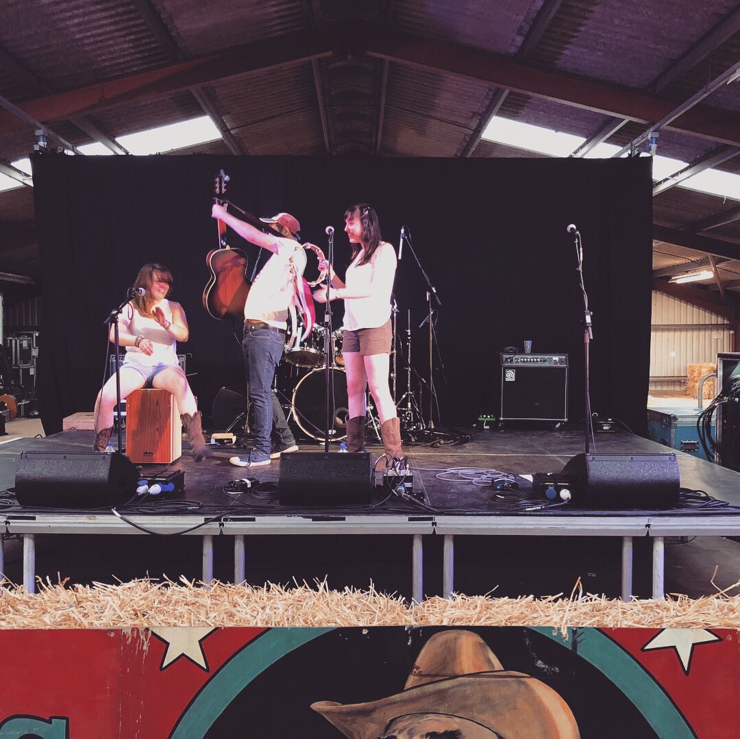 jvinceLITLR's tweet photo. Had a great time with @OrfilaMusic at @fsapresents at Newark Showground despite the 7 hours it took to get there lol. Great to finally meet @AxisOfAlan and Jamie from @BackwoodsCreek Also always good to see @SimonJamesBand :) #fsapresents #orfila #country #countrymusic https://t.co/rr0M7OAvgt