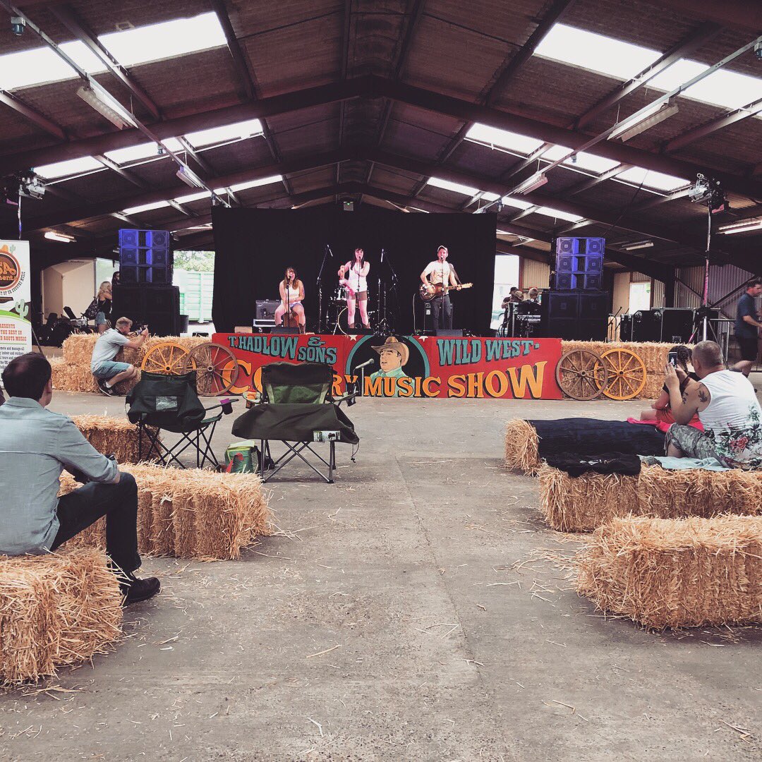 jvinceLITLR's tweet photo. Had a great time with @OrfilaMusic at @fsapresents at Newark Showground despite the 7 hours it took to get there lol. Great to finally meet @AxisOfAlan and Jamie from @BackwoodsCreek Also always good to see @SimonJamesBand :) #fsapresents #orfila #country #countrymusic https://t.co/rr0M7OAvgt