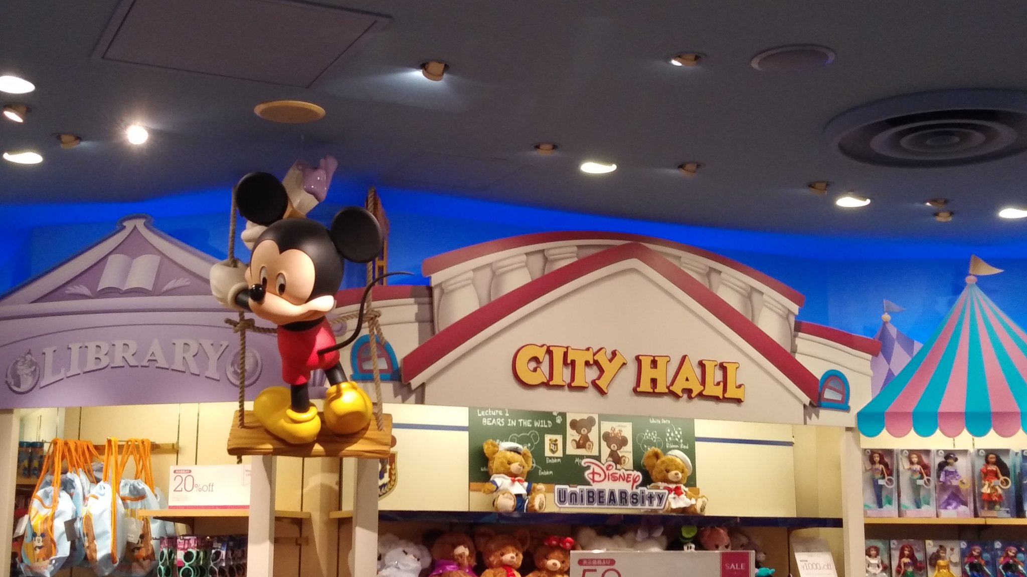 佐藤 綾奈 ディズニーストア紹介 渋谷公園通り店 またゆっくり行ってきた 前行ったとき奥まで行かなくて気づかなかったんだけど 3階のレジ奥がアンディのお部屋になってたー ゲームしてるハムとか可愛いよう 壁紙がね 雲模様だったら