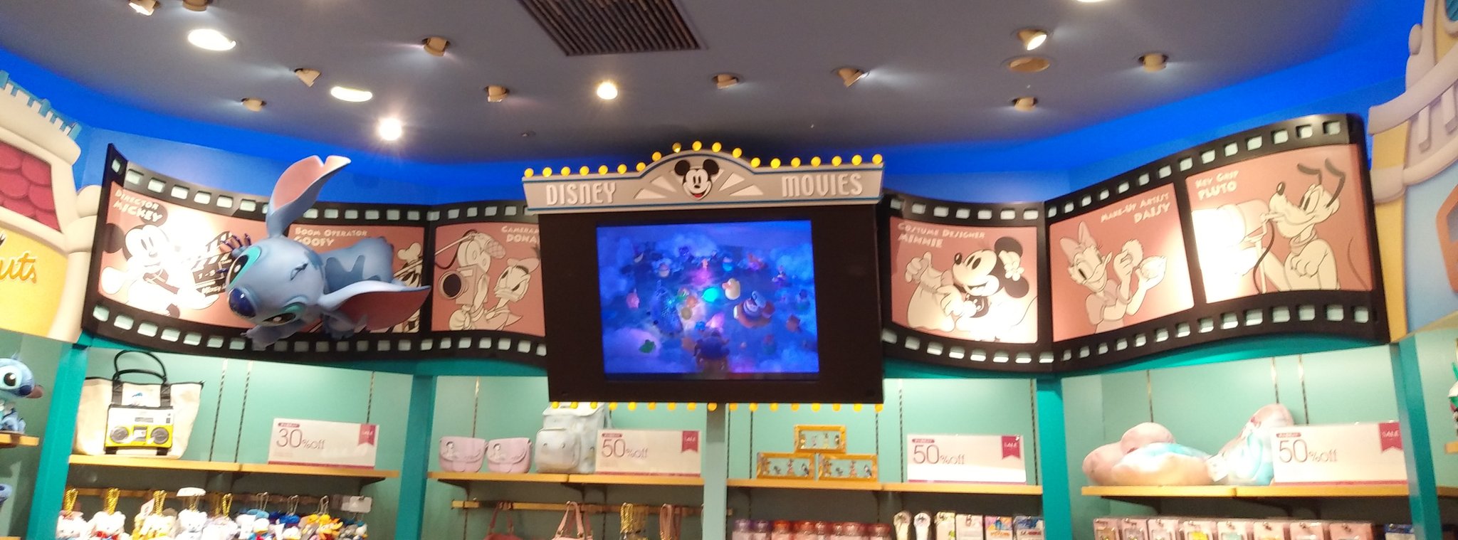 佐藤 綾奈 ディズニーストア紹介 渋谷公園通り店 またゆっくり行ってきた 前行ったとき奥まで行かなくて気づかなかったんだけど 3階のレジ奥がアンディのお部屋になってたー ゲームしてるハムとか可愛いよう 壁紙がね 雲模様だったら