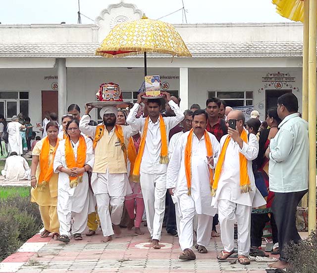 RishiPrasadOrg's tweet photo. व्यास पूर्णिमा के पावन अवसर पर धूमधाम से मनाया गया ऋषि प्रसाद जयंतीः लखनऊ, उ.प्र. https://t.co/saKmfGBY77