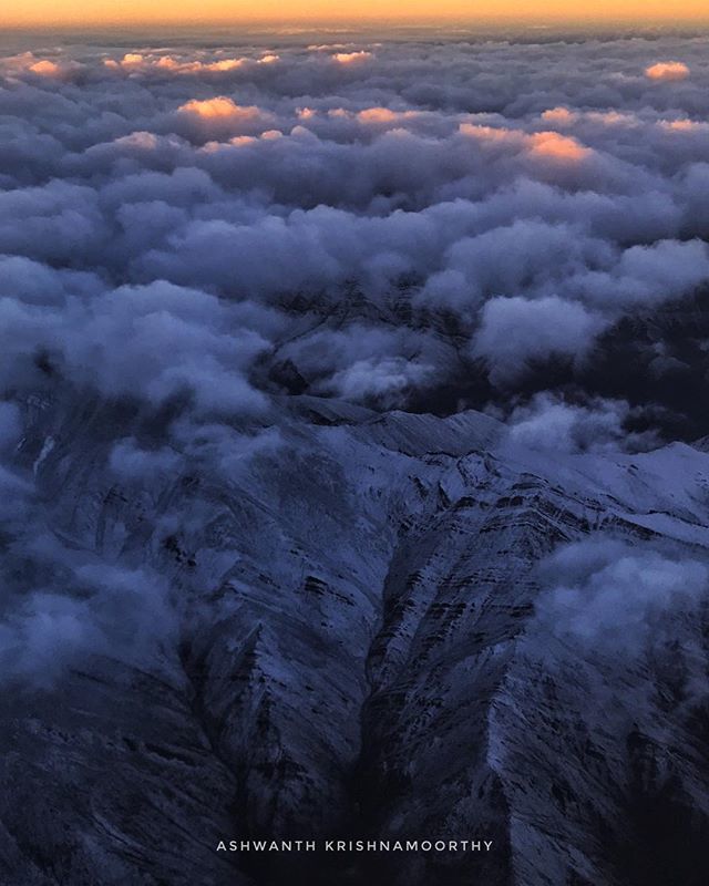 High on Heights | #himalayan #sunrice .
.
.
.
#breathtaking #indiaview #landscape #landscapephotography #snowmountain #india #travelphotography #incredibleindia #flightclick #aboveclouds #india_gram #iphone7 ift.tt/2K22qcD