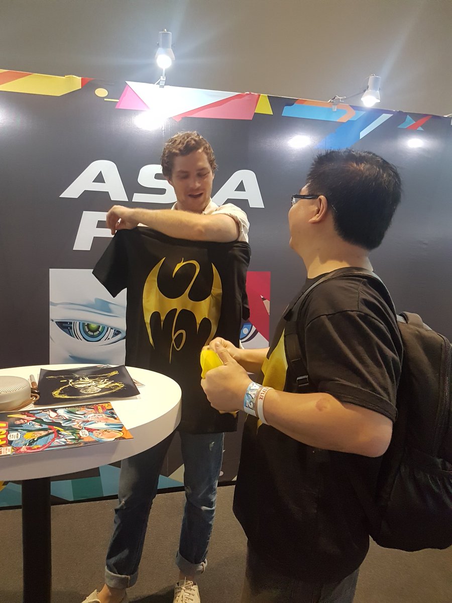 SirOmar23's tweet photo. Got to meet Iron Fist himself, @FinnJones here @AsiaPOPComicon!!!c",) Had a comic &amp; an Iron Fist Season 2 @JoeQuesada art &amp; gave him a shirt just like mine. He was pleasantly surprised to receive it! Thank You, Lord!c",)
#MarvelNetflix #NetflixAPCC #IronFist #AsiaPOPComicon https://t.co/1SwVIWzyEX