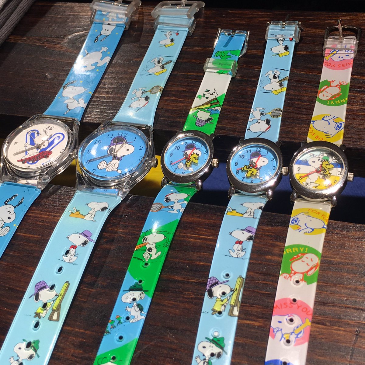 アンティークマイク Mio Auf Twitter こんな可愛いスヌーピーの腕時計が入荷しております バンドもスヌーピーがいっぱい イラストが最近でないのがまた良いですね お手頃な価格 税込1 000円 大人から子供まで愛用出来ますよ Snoopy スヌーピー