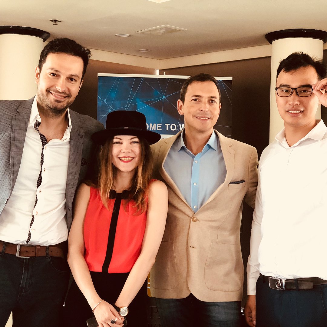 CodeOfTalent's tweet image. Making friends in Hanoi. All Romanian speaking :) Some born there, some with living experience.