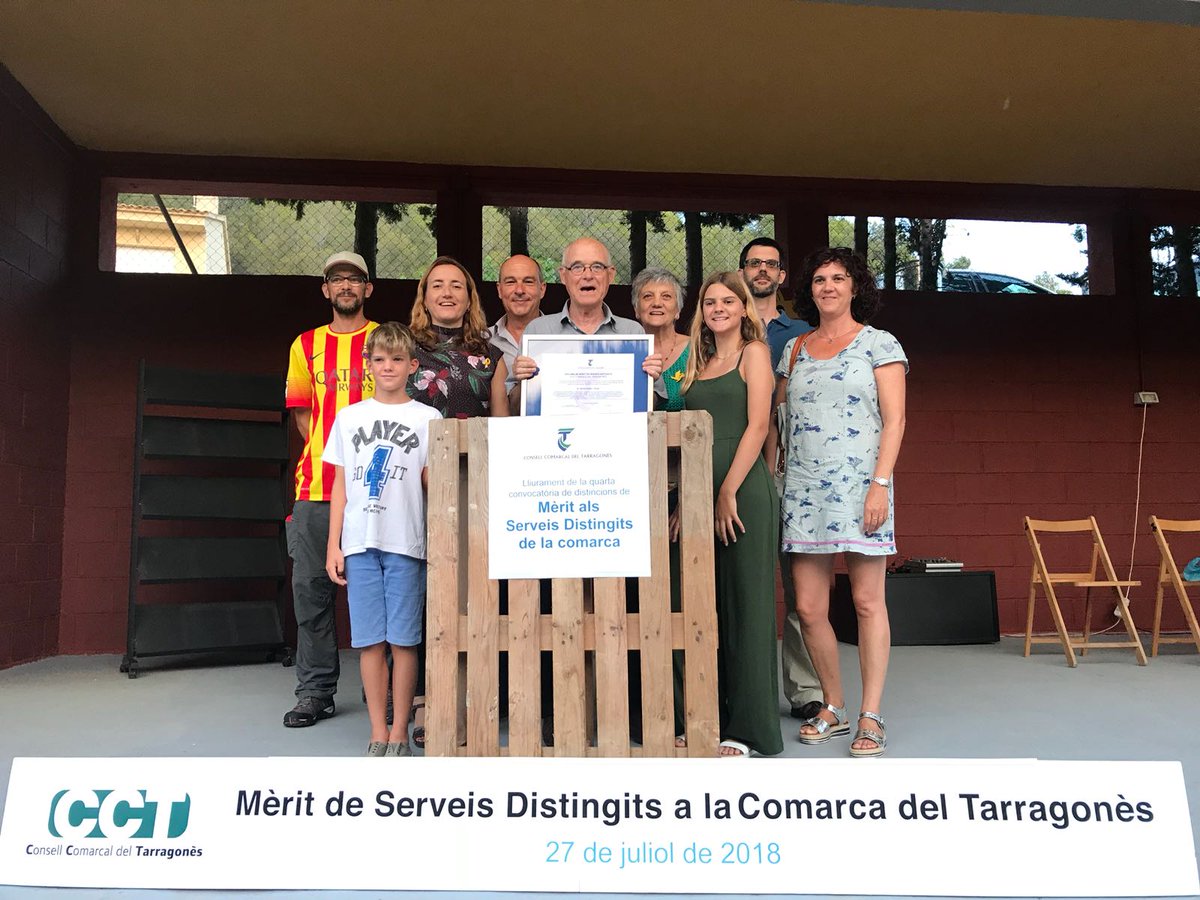 Aj_ElCatllar's tweet photo. Joan Olivé va ser reconegut ahir  amb la Distinció al Mèrit als Serveis Distingits de la comarca del Tarragonès, en acte a Vespella de Gaià. El @CCTarragones ha reconegut el Joan per la seva dedicació al món dels #castells. Enhorabona Joan! Un premi molt merescut!!! https://t.co/yHQoIZqpDh