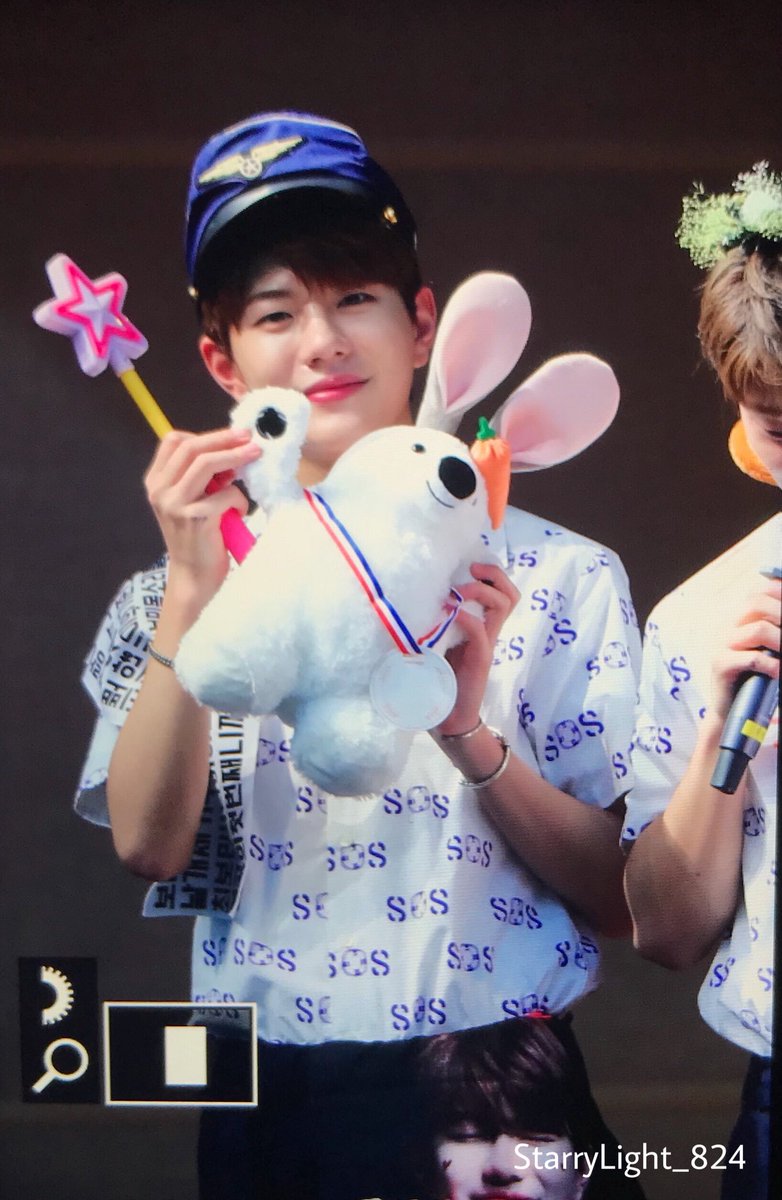 StarryLight_824's tweet photo. 180728 부산

아진짜미치겟다 어떻게 보민이 미모를 모를수가 있지? 잘생긴거 동의? 어 보감~ 좌로인정 우로인정 앞구르기 인정 뒤로인정 옆구르기 인정 풍차돌리기 인정 공중회전세바퀴후 인정

#GoldenChild  #골든차일드 #보민 #최보민 #LET_ME @Official_GNCD https://t.co/rygklIHfVk