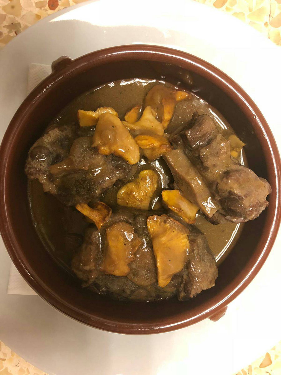 AlbergVallFosca's tweet photo. Avui a l'@AlbergVallFosca estren un nou plat. Cua de #vedella #bruna #ecológica de #brunec i #rosinyols de la #vallfosca. #km0 https://t.co/aH0BrvGUg5