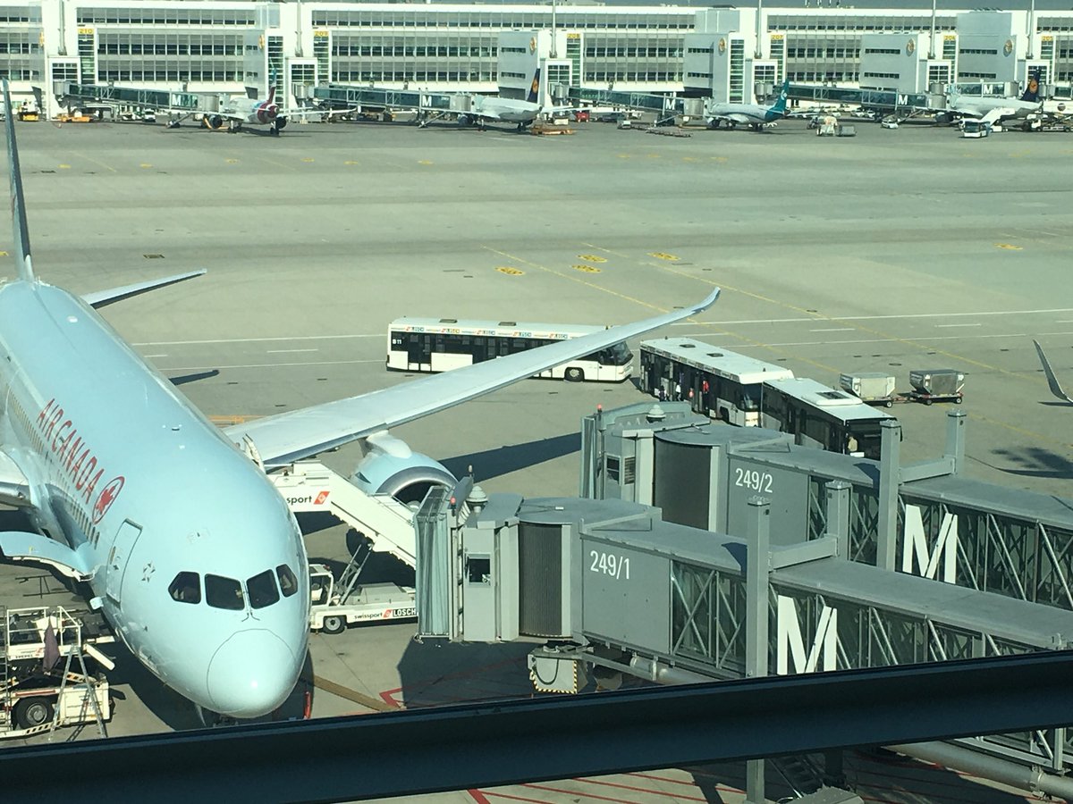 BenediktGradl's tweet photo. Ankommende Maschinen werden jetzt anscheinend an andere Stellen geleitet, Passagiere mit Bussen statt über das Terminalsystem abgefertigt #MUCfullstop #flughafenmuenchen #munichairport https://t.co/eXWGJerWF8