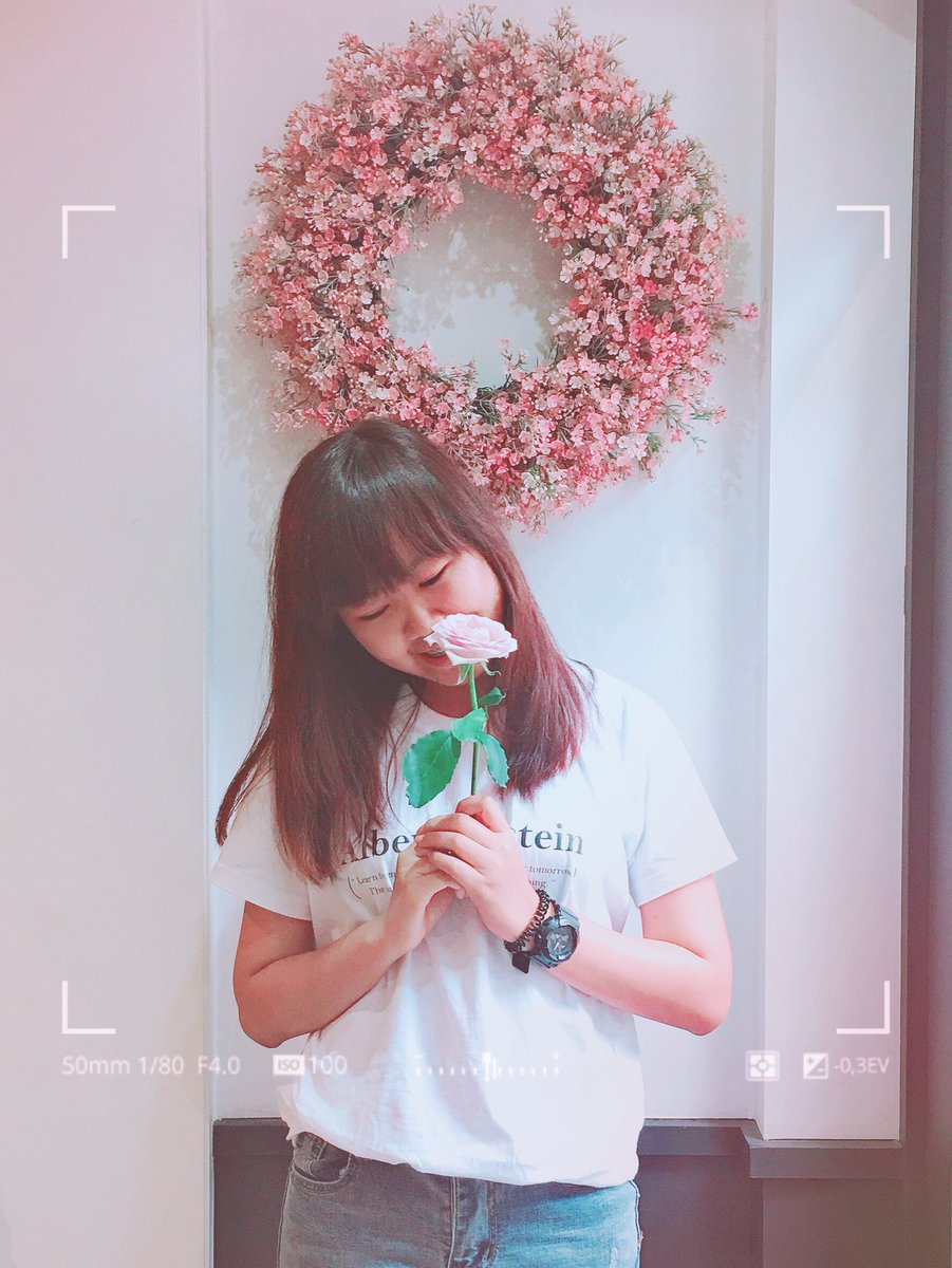 alljourneysc's tweet photo. 💗 review. 🌸 คาเฟ่ดอกไม้ย่านฮงแด lovin her flower cafe บอกเลยว่าร้านน่ารักมาก คนที่อยากถ่ายรูปกับคาเฟ่สวยๆ มีพร็อพเป็นดอกไม้แนะนำให้ไปค่ะเพราะว่าจะถูกใจจริงๆ โดยร้านมีเมนูหลากหลายมาก และมีภาษาไทยให้ด้วย เพราะฉะนั้นใครไปไม่ต้องกลัวสั่งไม่รู้เรื่อง ร้านอยู่ฮงแดทางออก6 #รีวิวเกาหลี https://t.co/w2VSqgT6g8