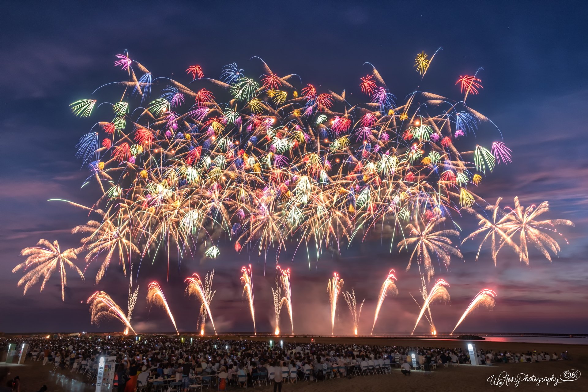 ヒデっち Aoki Tlp 夜空での花火しか見たことがないです 夕焼けをバックに大輪の花火もいいですね こっちの方が好きだなぁ Twitter